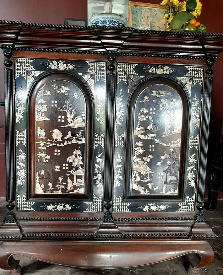 Tủ thờ bằng gỗ quý khảm ốc xà cừ...trong ngôi nhà cổ. Ảnh: Dân Việt