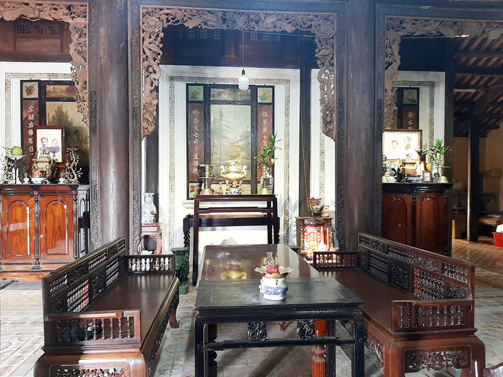 Bên trong nhà cổ, toàn bộ rường cột, vách ngăn và các vật dụng đều làm từ các loại gỗ quý hiếm như cẩm lai, gõ đỏ, căm xe… được các nghệ nhân giỏi nhất từ kinh thành Huế chạm khắc một cách tinh xảo, cầu kỳ trong nhiều năm. Ảnh: Dân Việt