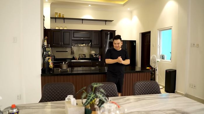 Đáng chú ý, căn bếp của vợ chồng Xoài Non còn có một chiếc bàn ăn bằng đá năng hơn 100 kg, giá khoảng 100 triệu đồng. Ảnh: YouTube Xemesis