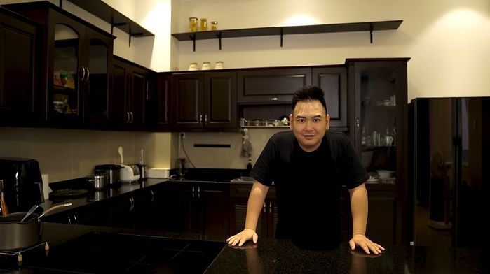 Khu bếp tiện nghi được bố trí ngay tại tầng trệt. Ảnh: YouTube Xemesis