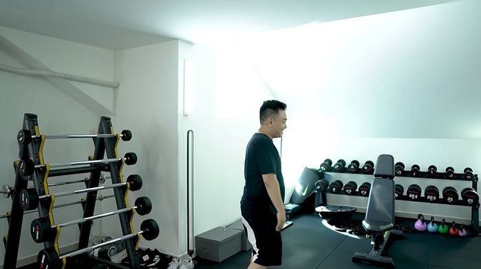 Tầng trên cùng có một phòng tập gym để Xemesis rèn luyện thể lực. Ảnh: YouTube Xemesis