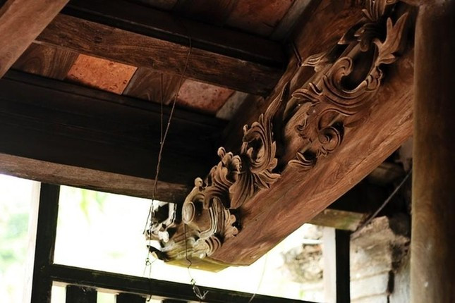 Toàn bộ gỗ trong căn nhà cổ đều là gỗ lim, được trạm trổ công phu. Ảnh: Tiền phong