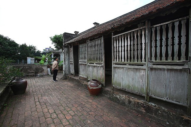 Nhà dựng theo kiểu 3 gian truyền thống, gồm 4 hàng cột với tổng cộng 16 cây cột lim, chân cột được kê đá tảng đẽo gọt công phu. Ảnh: Tiền phong