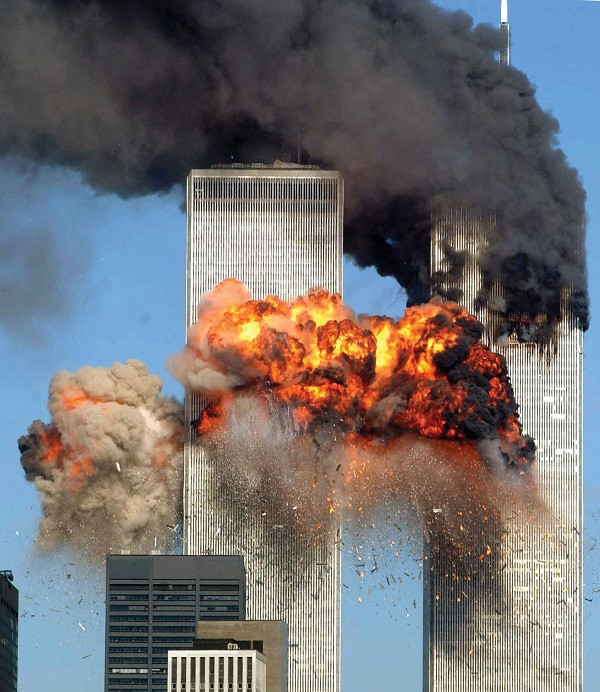 Ngày 11/9/2001, các phần tử của tổ chức khủng bố Al-Qaeda đã chiếm quyền điều khiển 4 chiếc máy bay của Mỹ, phối hợp tấn công liều chết. Hai trong số đó nhắm đến Tòa nhà Trung tâm Thương mại Thế giới (WTC) ở New York, một chiếc lao vào Lầu Năm Góc ở thủ đô Washington và một chiếc lao xuống cánh đồng Shanksville tại bang Pennsylvania sau khi bị hành khách khống chế. Ảnh: Thesun