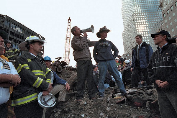 Vào thời điểm đó, Tổng thống Mỹ George W.Bush đã quyết định thành lập Ủy ban 11/9, cấp 15 triệu USD để điều tra về vụ tấn công khủng bố kinh hoàng. Nhiều quỹ ủng hộ được lập nên nhanh chóng để hỗ trợ những người sống sót sau vụ tấn công 11/9 và các gia đình nạn nhân. Ảnh: Britannica