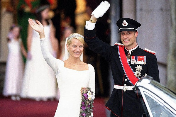 Năm 2000, Thái tử Haakon tuyên bố đính hôn với cô gái thường dân tên Mette-Marit Tjessem Hoiby. Họ gặp nhau lần đầu tại lễ hội âm nhạc Quart lớn nhất Na Uy và đem lòng yêu nhau, thậm chí còn dọn về sống chung trong một căn hộ ở Oslo. Ảnh: yahoo