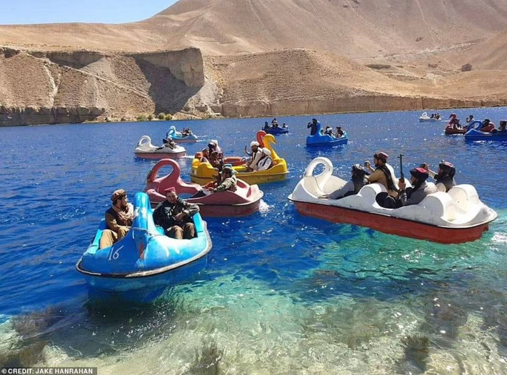 Hôm 18/9, một số hình ảnh được lan truyền trên mạng xã hội cho thấy các tay súng Taliban vui vẻ chơi đạp thuyền thiên nga trên một hồ nước xanh mướt. Trong khi trên tay các chiến binh vẫn ôm súng phóng lựu và súng trường Kalashnikov.