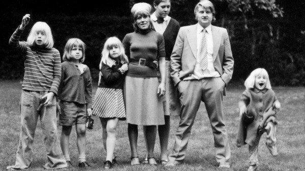 Năm 1963, bà kết hôn với ông Stanley Johnson tại Mỹ. Họ có 4 người con: Boris Johnson, Rachel, Jo và Leo. Nhưng sau đó, cuộc hôn nhân của hai người kết thúc khi họ quyết định ly hôn vào năm 1979. Ảnh: The Sun