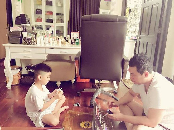 Phòng trang điểm của Lệ Quyên bày rất nhiều loại mỹ phẩm, nước hoa cao cấp.