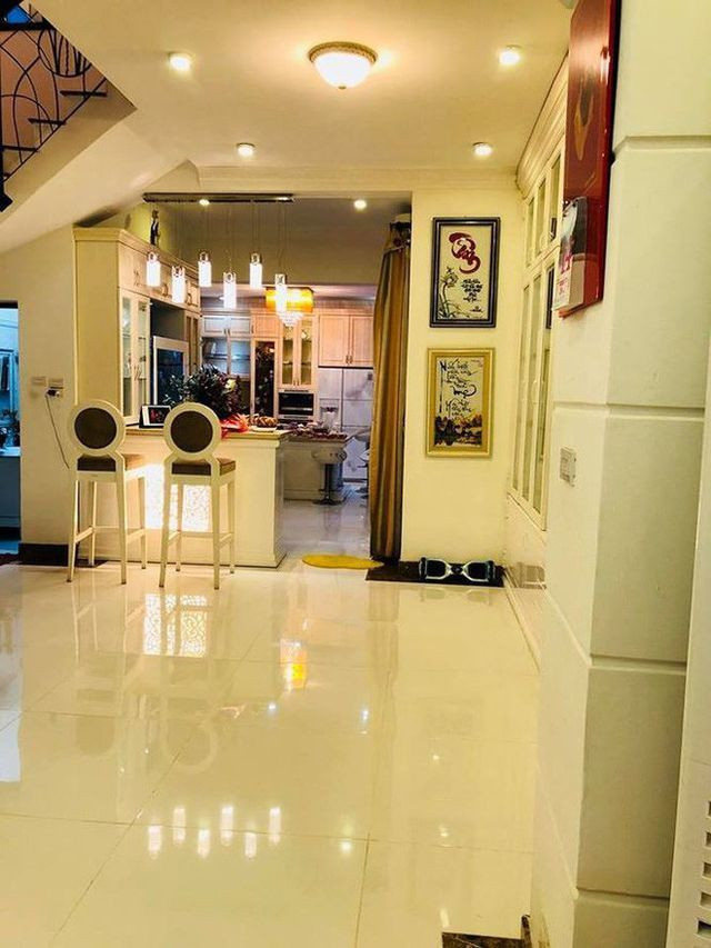 Căn bếp nhỏ nhắn tạo sự ấm cúng với chiếc đèn chùm.