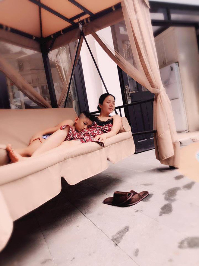 Một chiếc ghế sofa êm ái đặt ở góc thoáng đãng của ngôi nhà.