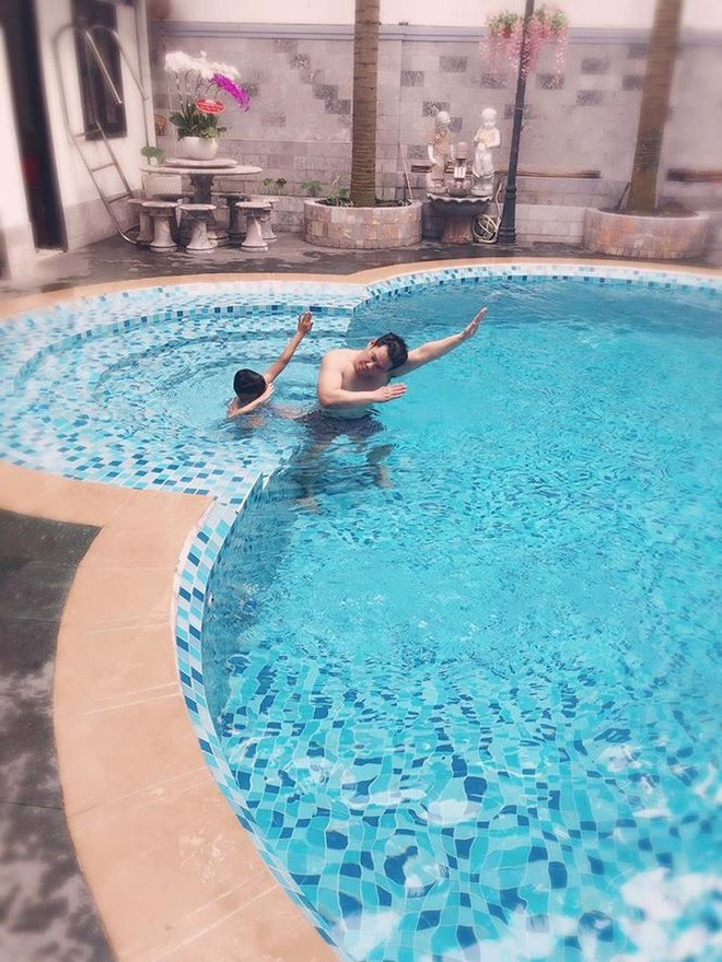 Biệt thự tại Việt Nam của Lệ Quyên có hồ bơi lớn và được trang trí không gian xung quanh đầy hiện đại, sang trọng.