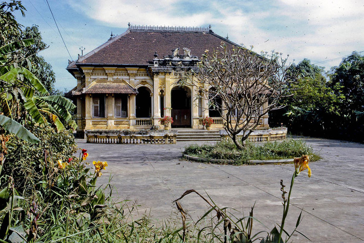 Trước kia, bao quanh ngôi nhà là cả khu vườn ăn trái rộng. Ảnh: Thamhiemmekong.