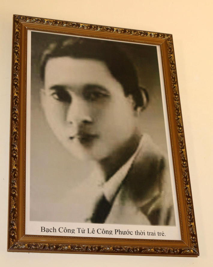 Bạch công tử tên thật là Lê Công Phước, thường gọi là Tư Phước hay George Phước (1895-1950). Ông nổi tiếng bởi sự giàu có, là tay chơi có tiếng xứ miền Nam. Ảnh tư liệu