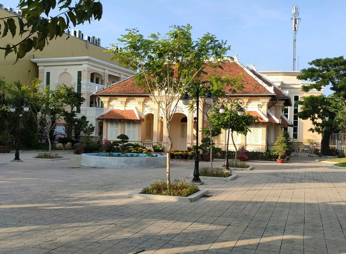 Ngày nay, căn nhà thuộc khuôn viên của Trung tâm văn hóa TP Mỹ Tho, phía sau là hội trường và dãy nhà hai tầng. Ảnh: Thamhiemmekong.