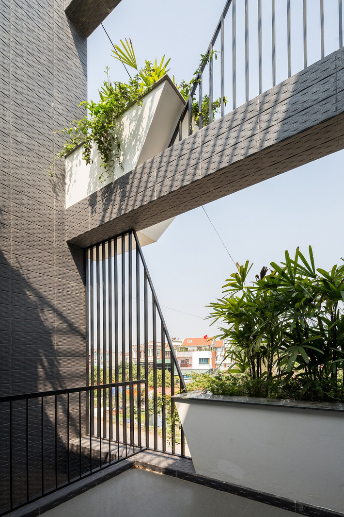 Cách thiết kế này đồng thời giúp mở rộng tầm nhìn, cải thiện không gian sống và hạn chế tác động của gió vào căn nhà.