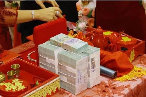 Nhiều người xuýt xoa và ngưỡng mộ trước sự giàu có của gia đình cô dâu. Một người trong ekip tổ chức đám cưới cho biết: "Dâu rể xịn với hơn 2 tỷ cho quà cưới". Ảnh: Pháp luật & bạn đọc