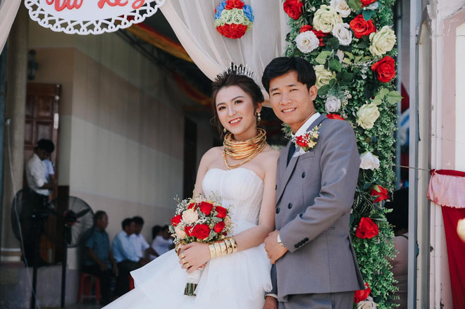 Cô dâu tên Lê Diễm Hoài Như (SN 1999, quê Ninh Thuận). Đúng như những gì chia sẻ, lấy chồng với cô quả là “gánh nặng” khi phải đeo gần 15 chiếc kiềng vàng, dây chuyền vàng trên cổ, hàng chục chiếc lắc vàng bản to trên tay và rất nhiều nhẫn nhỏ ở ngón tay… Ảnh: Dân Việt