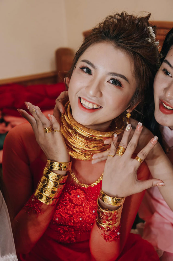 Trước đó không lâu, một cô dâu đeo vàng trĩu cổ tại Ninh Thuận cũng khiến cộng đồng mạng xôn xao. Ảnh: Dân Việt