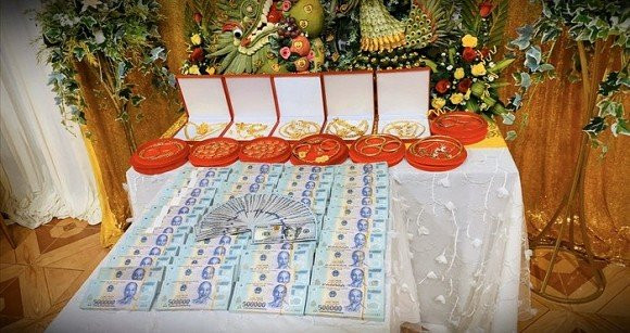 Theo đó, trong ngày cưới, chị gái cô dâu đã trao cho đôi vợ chồng trẻ 49 cây vàng cùng 2,5 tỷ đồng tiền mặt trước sự chứng kiến của đông đảo quan khách. Ảnh: Vietnamnet.