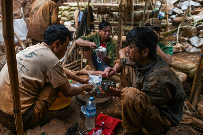 Người thợ tranh thủ nghỉ ngơi ngay tại công trường.