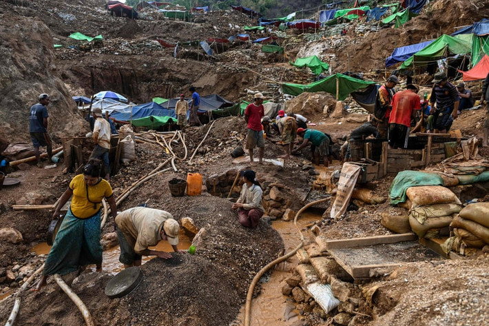 Myanmar là nơi sản xuất hơn 80% lượng hồng ngọc trên thế giới. Tuy nhiên, Ngành công nghiệp này không được công khai dưới thời chính quyền quân sự. Trong tháng 10/2016, Mỹ dỡ bỏ lệnh cấm nhập khẩu hồng ngọc đối với Myanmar sau 13 năm.