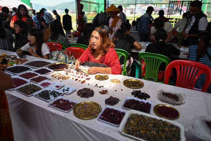 Người mua kẻ bán tấp nập. Nguồn ảnh: Getty Image.