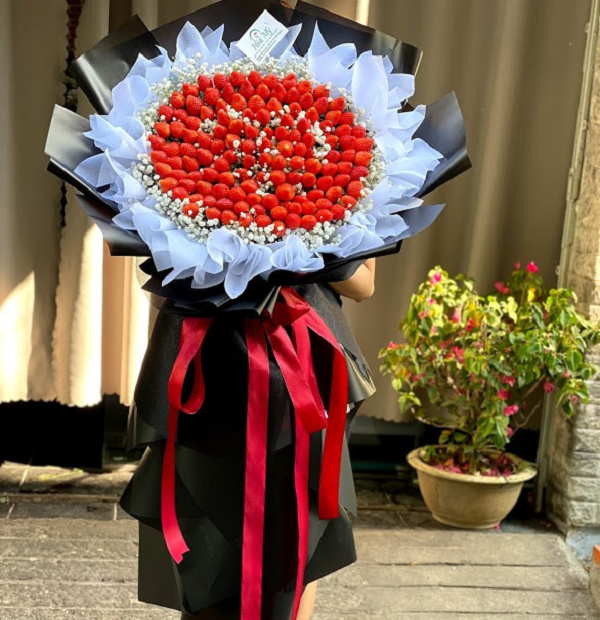 Trong đó, những bó hoa làm từ dâu tây vừa đẹp mắt vừa có thể ăn là quà tặng 8/3 được nhiều khách hàng ưa chuộng.