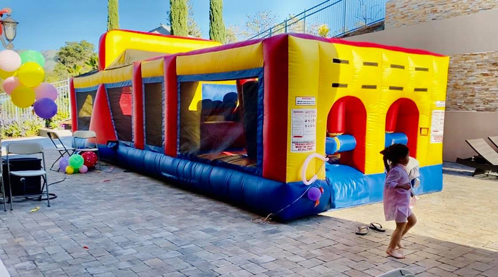 Đáng chú ý nhất là chiếc nhà phao có kích thước khoảng 16x4x5m do công ty cung cấp dịch vụ giải trí đến tận nhà lắp đặt.
