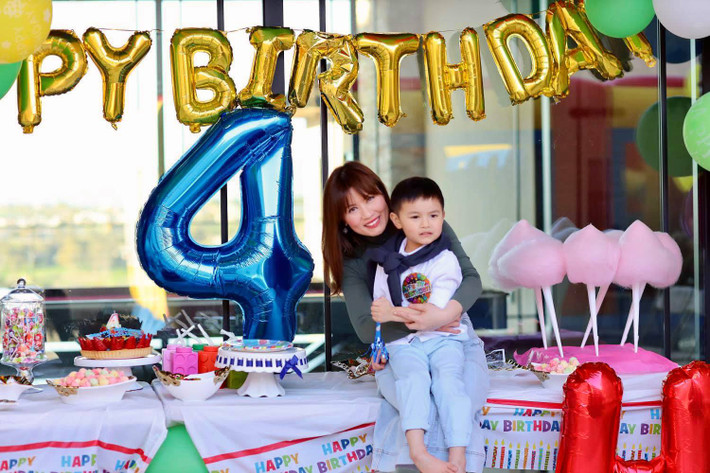 Ngày 28/2, bé Thiên Từ - con trai ca sĩ Đan Trường và doanh nhân Việt kiều Thủy Tiên - đón tuổi mới bên gia đình. Thủy Tiên dành một ngày để trang trí căn biệt thự rộng 4.000 m2 ở Mỹ nhằm mang đến con điều bất ngờ trong dịp đặc biệt.