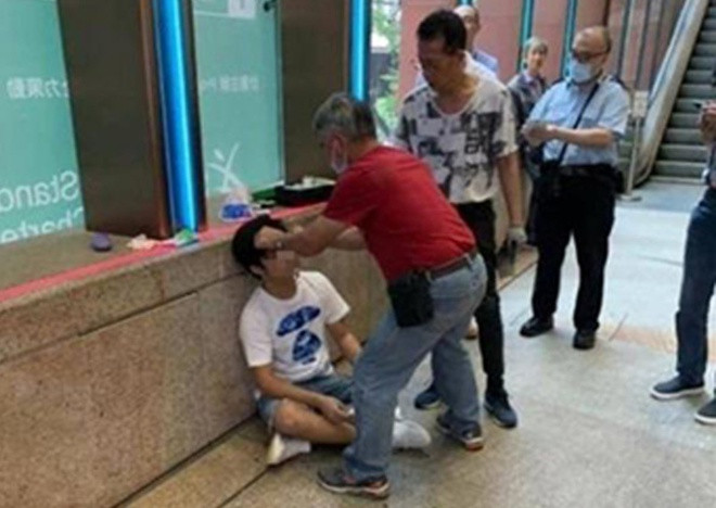 Sina cũng đưa tin một thanh niên đã bị hành hung ở một rạp tại Hong Kong vì lớn tiếng kể lại nội dung phim Avenger: Endgame. Việc "spoil" nội dung phim cũng là một trong những vấn đề vấp phải sự chỉ trích lớn của cộng đồng người hâm mộ phim Avengers.