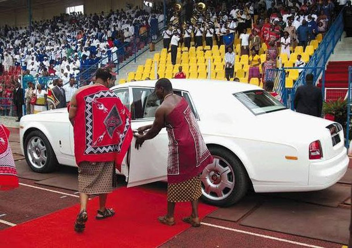 Bản thân vua Mswati III đang sở hữu khoảng 20 chiếc Mercedes-Maybach S600 Pullman, một chiếc Maybach 62 và một chiếc BMW X6.