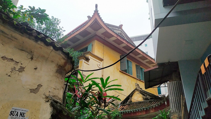 Dinh thự tọa lạc ngay đầu phố Ngọc Hà, mặt đường ngay giữa ngã 3 Hoàng Hoa Thám và dốc Ngọc Hà. Tuy nhiên, trải qua thời gian, nhiều căn nhà của người dân xây dựng bên ngoài nên dinh thự này đã bị khuất tầm nhìn và ít người biết đến. Ảnh: Lao động thủ đô.