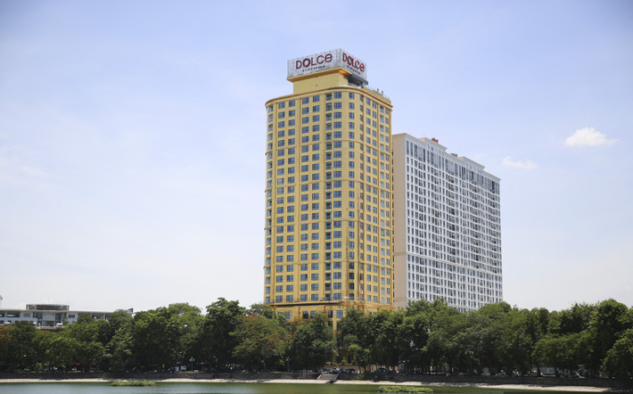 Nằm cạnh Hồ Giảng Võ (Ba Đình, Hà Nội), khách sạn Dolce by Wyndham – HaNoi Golden Lake được truyền thông quốc tế ca ngợi là khách sạn dát nhiều vàng 24k nhất thế giới. Ảnh: Dân Việt.