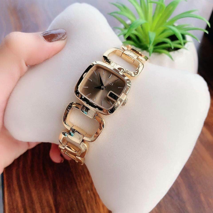Đáng chú ý nhất là giá trị của những món đồ mà Ngọc Trinh đem thanh lý đều từ vài chục triệu đồng đến tận vài tỷ đồng.