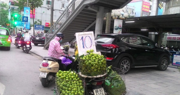 Thay vì sử dụng đơn vị thông dụng là 1 kg, các xe hàng rong lại chọn đơn vị số lẻ là ½ kg để “lừa” thị giác khách hàng, khiến người mua nhầm lẫn. Ảnh: VTCnews.