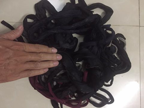 Có khách hàng mua 2,7 kg cua, gỡ ra được 1 kg dây buộc. Ảnh: Facebook