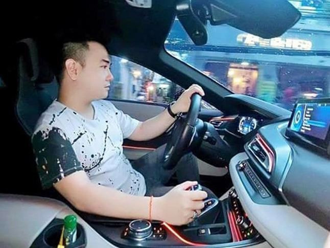 Xuất thân là quý tử của một gia đình doanh nhân Việt giàu có, khi mới về Việt Nam Xemesis tiếp quản chuỗi cửa hàng xe môtô 'siêu to khổng lồ' và salon ôtô của gia đình. Ảnh: Tiin.