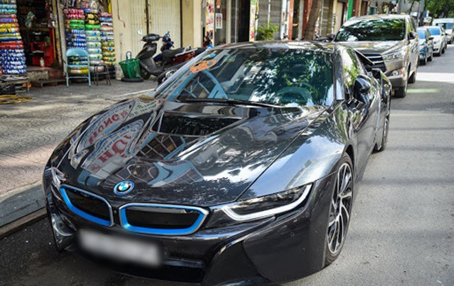 Nói về độ giàu có của Xemesis, không thể bỏ qua chiếc xế hộp BMW I8 đẳng cấp. Thời điểm nam streamer mới tậu, siêu xe này có giá lăn bánh khoảng 7,5 tỷ đồng và từng được ví là hàng độc lạ mà không phải ai đam mê xe cũng có thể sở hữu. Ảnh: Tiin.