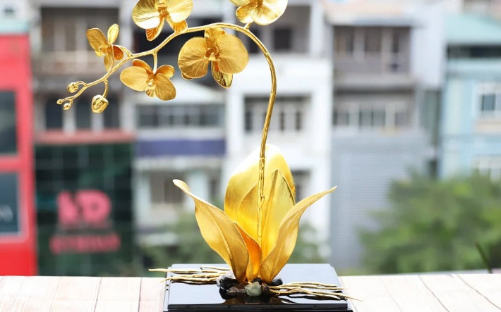 Không chỉ hoa hồng, hoa phong lan phú quý mạ vàng cũng được không ít khách hàng chọn làm quà tặng 8/3. Ảnh: Golden Gift