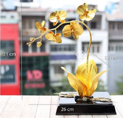 Hoa Lan Phú quý được chế tác từ kim loại quý, bề mặt được phủ một lớp vàng để tăng thêm sự sang trọng, giá từ 8,5 - 10 triệu đồng. Ảnh: Golden Gift