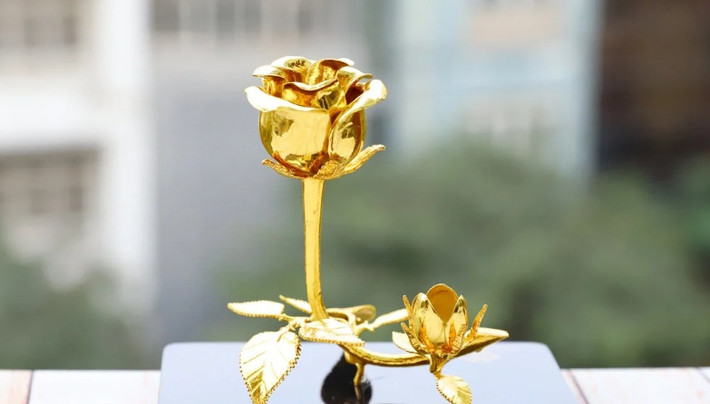 Cũng theo ông Tú, một quà tặng mạ vàng dịp 8/3 được nhiều đại gia ưa thích là những bông hoa hồng mạ vàng. Ảnh: Golden Gift