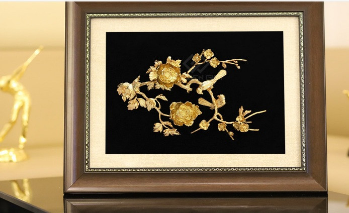 Tranh hoa mẫu đơn mạ vàng có giá từ 8,5 - 16,5 triệu đồng. Ảnh: Golden Gift