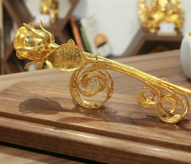 Theo một cửa hàng trên phố Xã Đàn (Đống Đa, Hà Nội), bông hồng đúc bằng vàng 24k nguyên khối này được chế tác theo đơn đặt hàng. Ảnh: VOV.