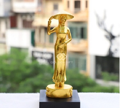Là giám đốc công ty chuyên về phầm mềm ở Hà Nội, vị đại gia này đã chi bạo mua cả trăm tượng cô gái Việt Nam mạ vàng để tặng các đối tác nữ. Ảnh: Golden Gift
