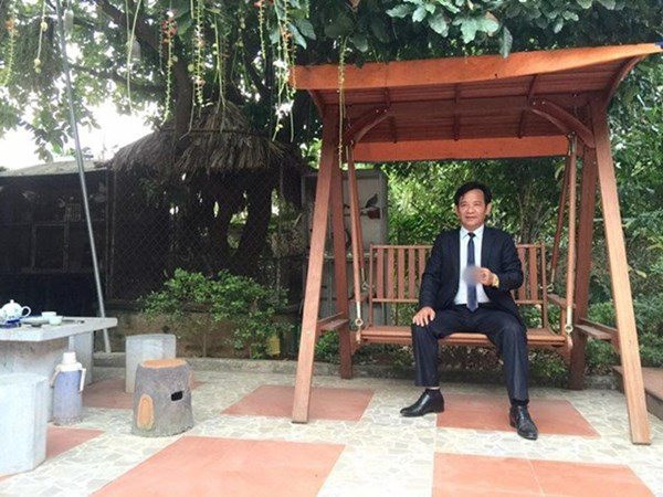 Ở góc sân, nghệ sĩ Quang Tèo đặt một bộ bàn ghế đá để uống trà và một chiếc xích đu. Ảnh: Vietnamnet.