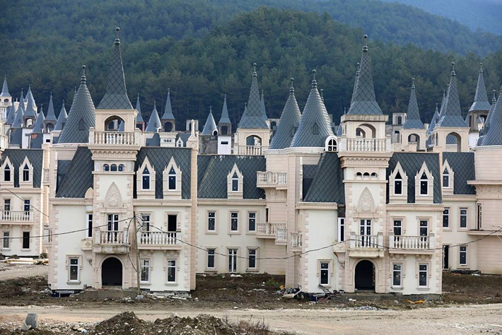 Các ngôi nhà có thiết kế tương tự nhau với ác gác chuông màu xanh xám và đồ đạc theo phong cách Gothic, như các lâu đài trong các bộ phim của Disney.