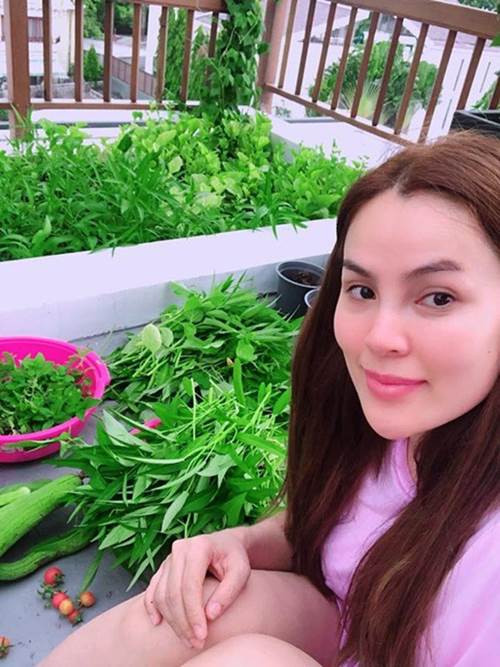 Ngoài ra, nàng hậu còn tận dụng không gian trống quanh nhà để trồng nhiều loại rau, cây trái khác nhau. Ảnh: FBNV.