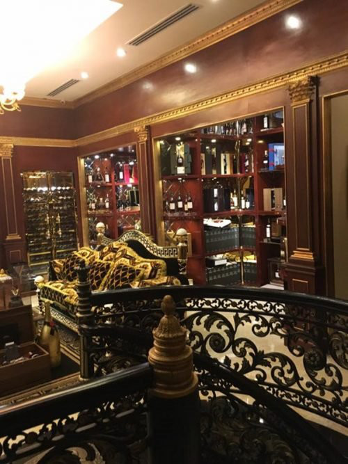 Nội thất bên trong bài trí theo kiểu châu Âu, nhiều chi tiết dát vàng sang trọng. Ảnh: KBS.