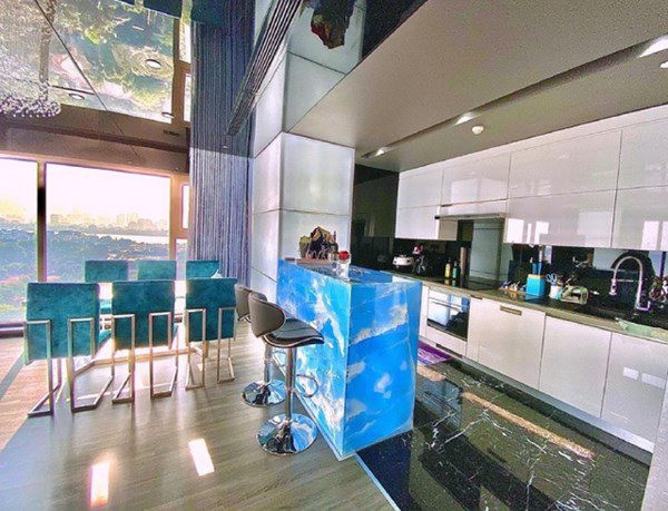 Cạnh bàn ăn là quầy bar để cả nhà thưởng thức đồ uống, thư giãn sau ngày dài làm việc.